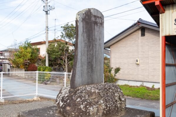 掛田駅に建てたれた開通記念碑