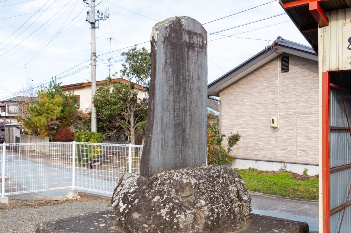 掛田駅に建てたれた開通記念碑